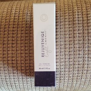 Rejuveniqe Light Oil Intensive - White and Black